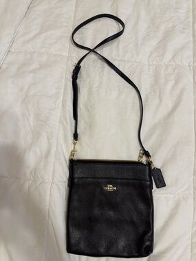 Flawless 💅🏽Coach Black Leather Cross Bag